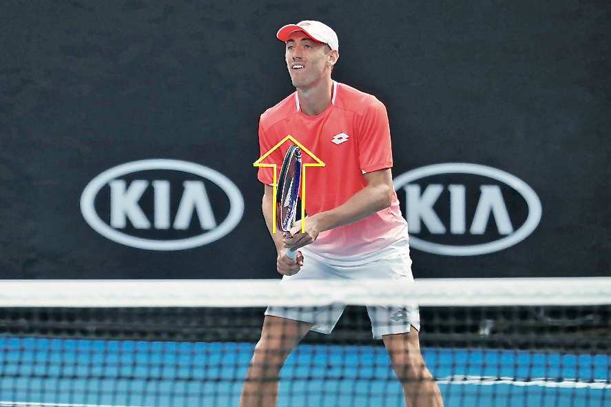 ダブルスの前衛の時、構えでは少し高めにラケットをセットすると素早く対応できる