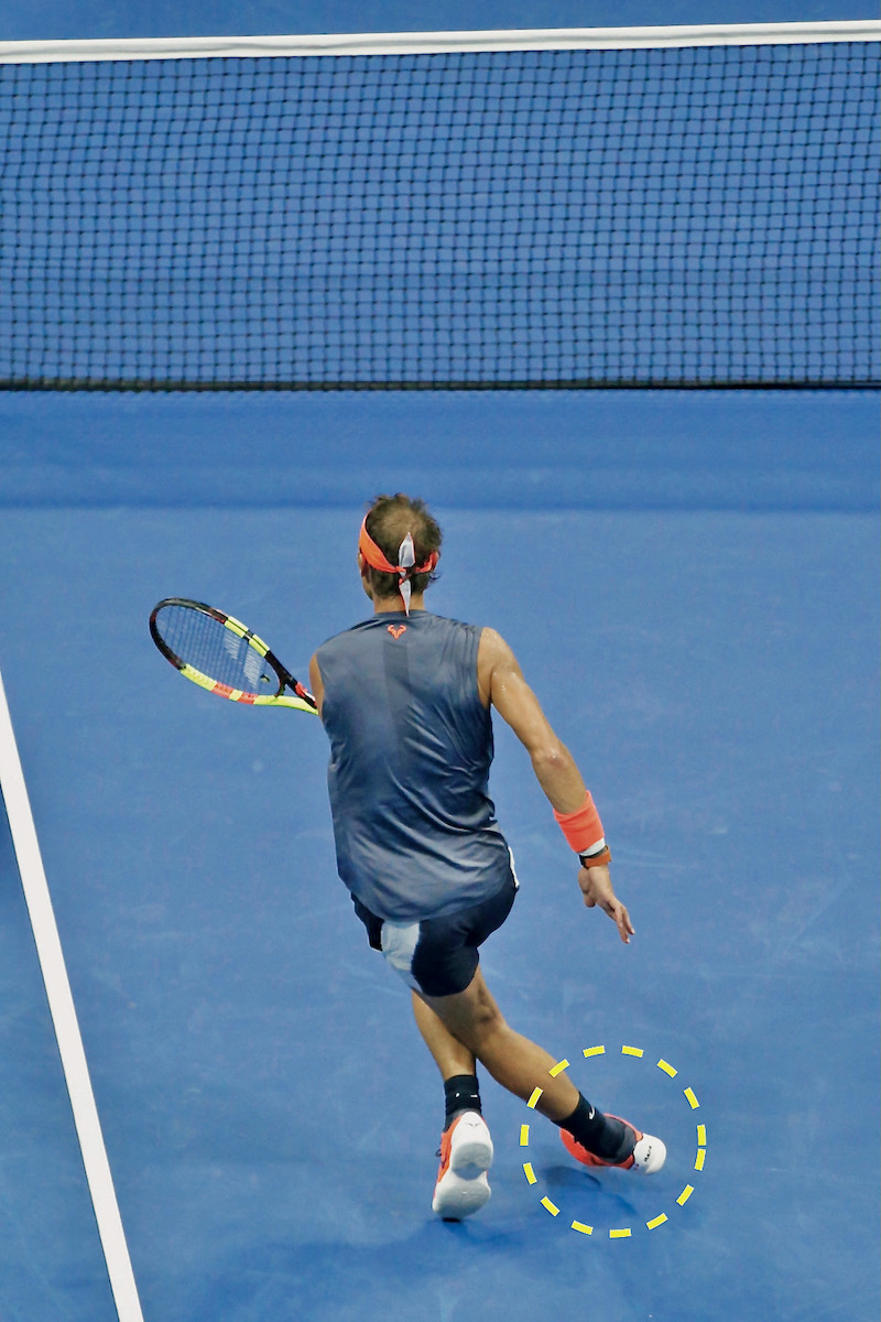 キャリオカステップを使ったストレートへのボレーはダブルスで効果的