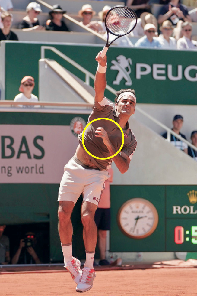 スイングの際、左手はお腹の前に