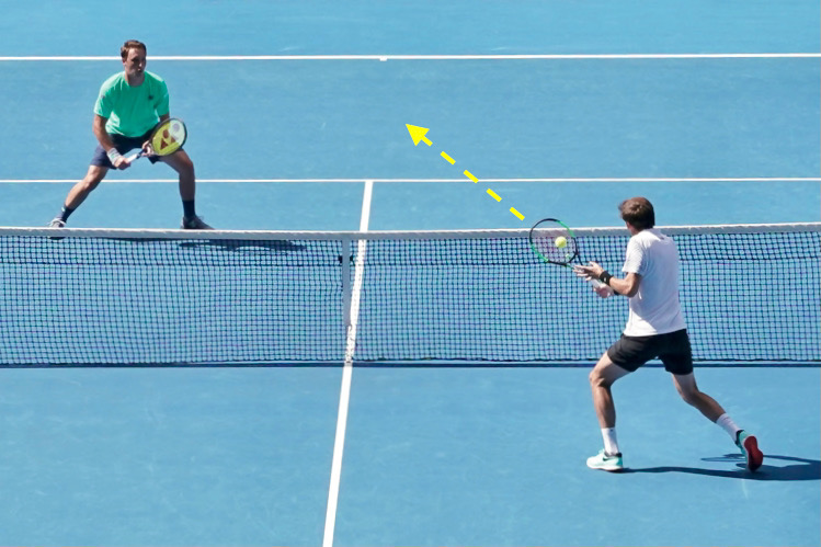 ポーチボレーでは、狙うコースに面を向けてボレーする