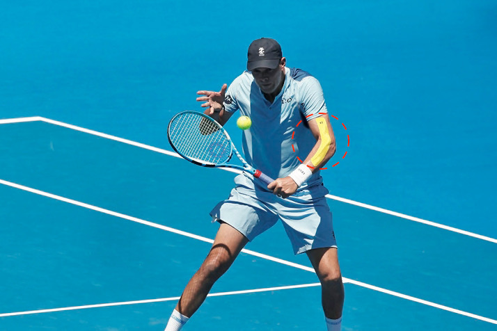 速いボールには、ヒジを引いて上からチョップ！