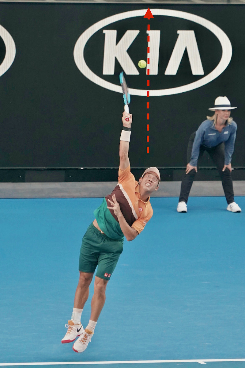 ラケット1本分上のボールを打つイメージで