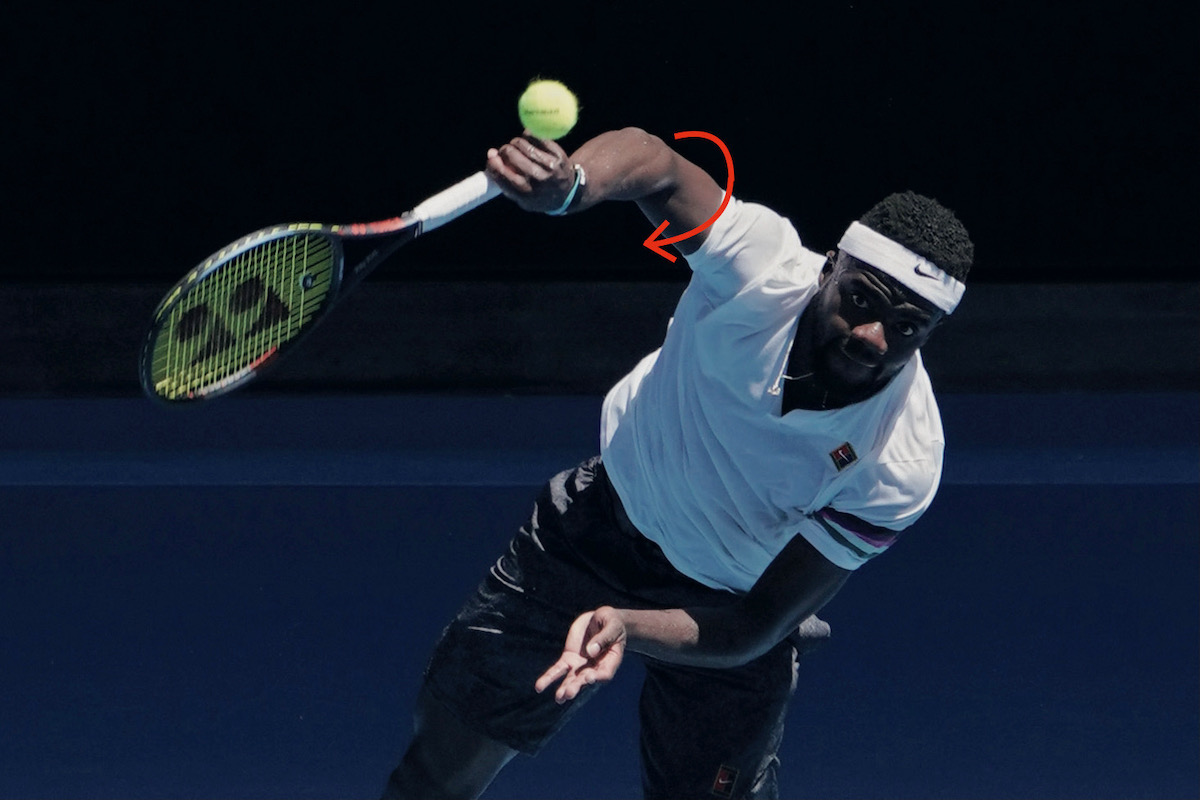 腕全体で内側にひねると強いプロネーションが可能